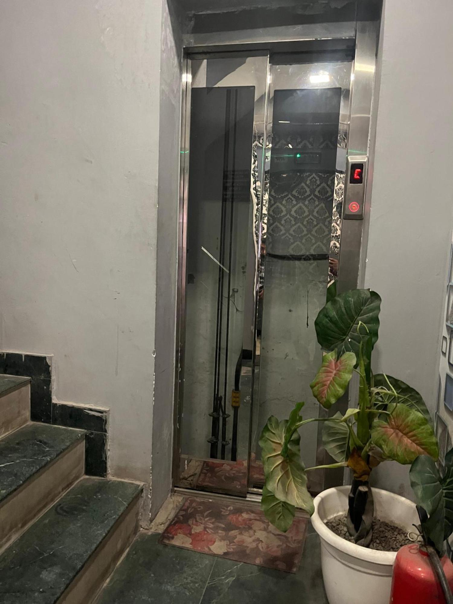 Bed & Breakfast Blu Bell - Near Saket Metro New Delhi