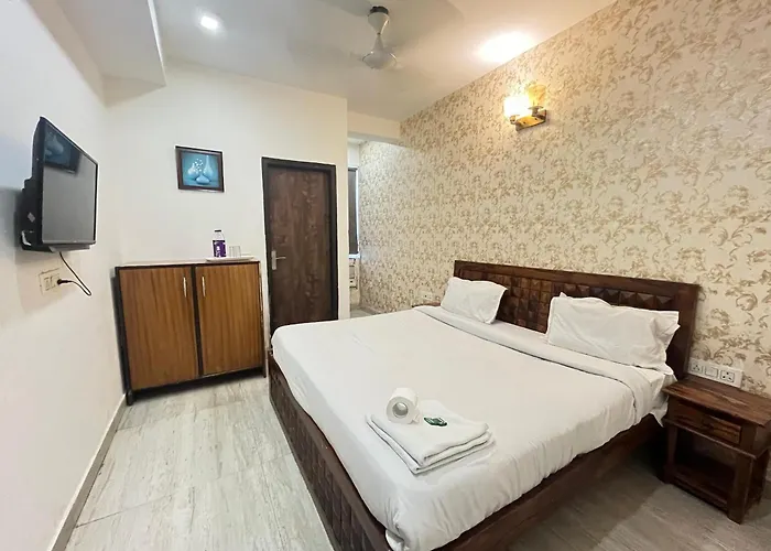 Hotel Blu Bell - Near Saket Metro