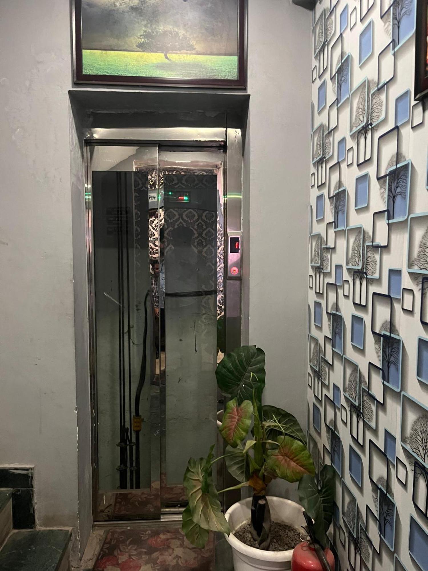 Blu Bell - Near Saket Metro Couette-café *